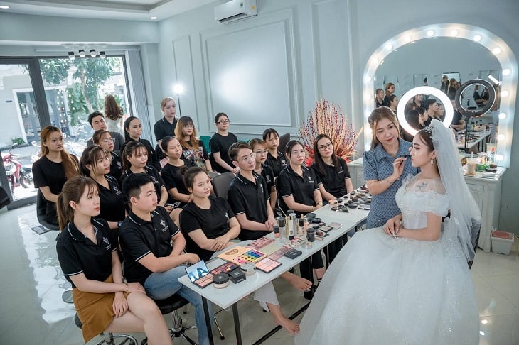Kim Ngân Phạm Studio - Nổi tiếng là cơ sở dạy makeup Bình Dương chất lượng tốt