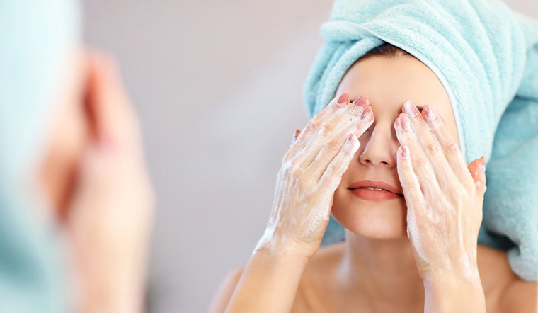 Rửa mặt thật sạch giúp loại bỏ vi khuẩn, bụi bẩn và dầu nhờn trên da