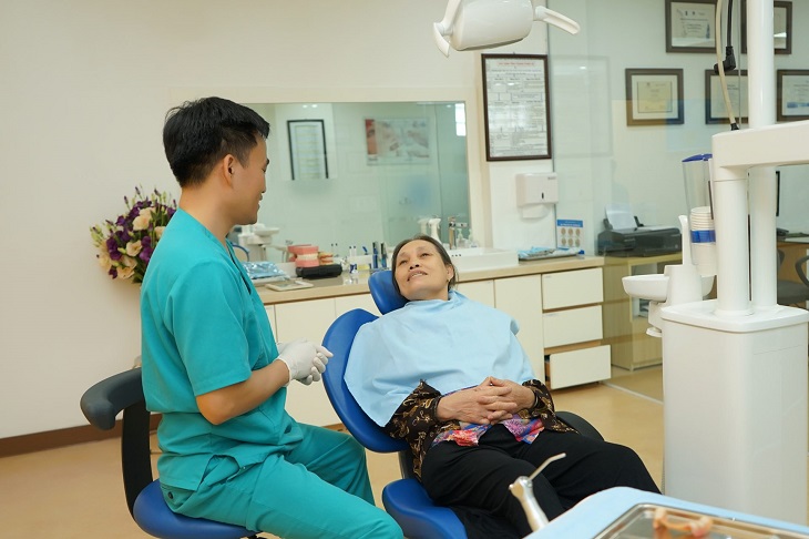 Nha khoa DND là địa chỉ bọc răng sứ Hà Nội uy tín được rất nhiều khách hàng lớn tuổi ghé qua
