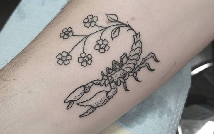 Tattoo bọ cạp và một đoá hoa năm cánh