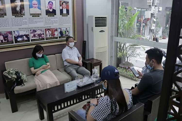 Khách hàng khám chữa bệnh tại Đỗ Minh Đường