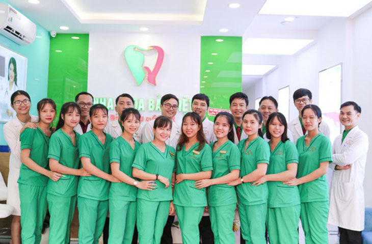 Đội ngũ y bác sĩ tại Nha khoa Bảo Việt ở Hóc Môn