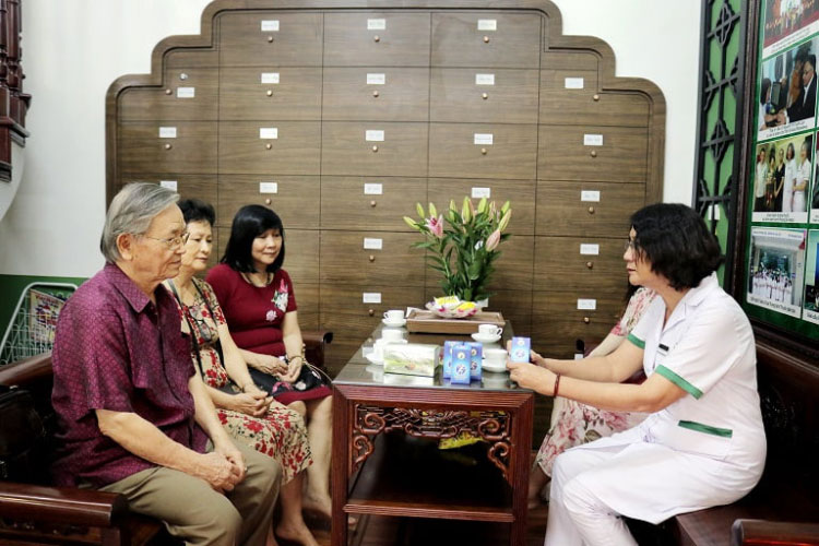 Bác sĩ Lê Phương khám cho bệnh nhân