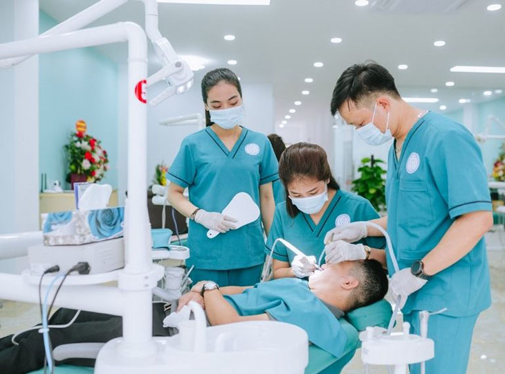 Bệnh nhân nên dựa vào các tiêu chí để lựa chọn địa chỉ nha khoa uy tín