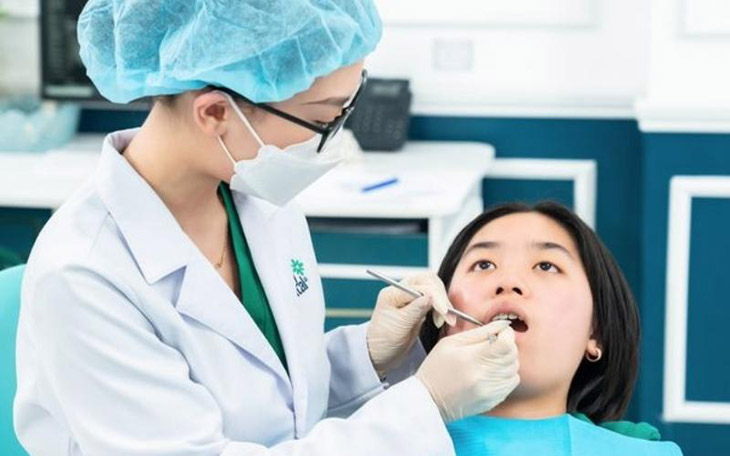 Việc thăm khám được tiến hành để kiểm tra sức khỏe răng miệng tổng quát