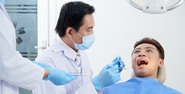 Trước tiên, bệnh nhân sẽ được thăm khám tổng quát răng miệng