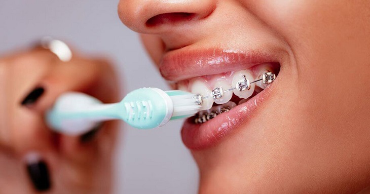 Tiến hành vệ sinh răng miệng trước khi dùng sáp