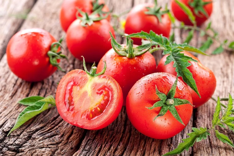 Chúng ta hoàn toàn có thể sử dụng cà chua để trị nám da lâu năm