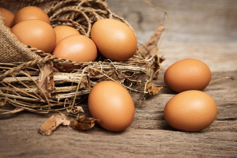 Lựa chọn trứng gà tươi và sạch để điều trị nám, tránh tình trạng nhiễm khuẩn gây hại đến làn da