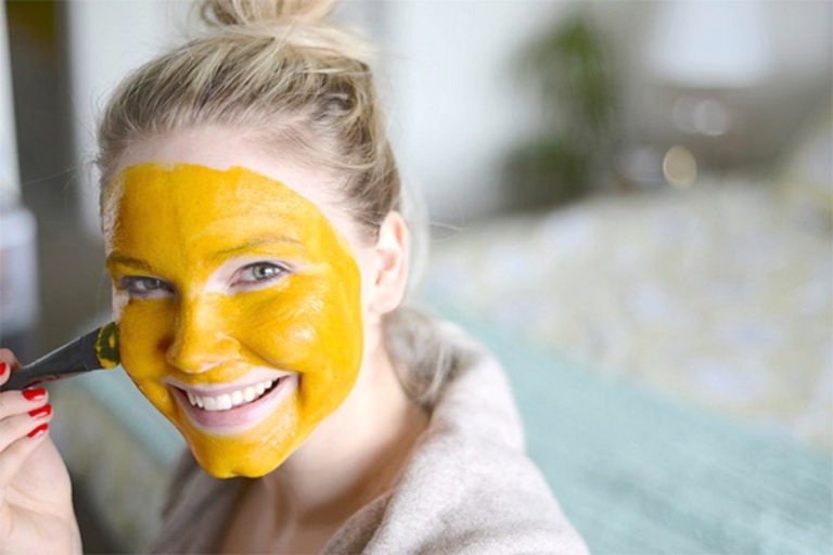 Đắp mặt nạ nghệ và sữa tươi giúp cải thiện hắc sắc tố trên bề mặt da