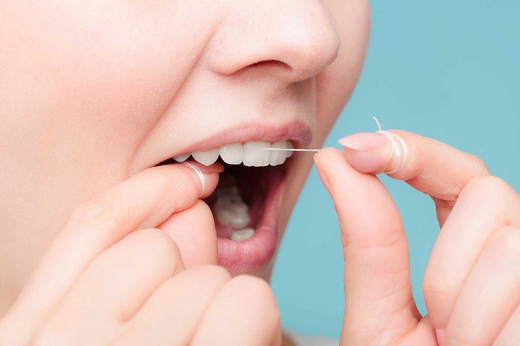 Sử dụng thêm chỉ nha khoa để làm sạch mảng bám ở răng