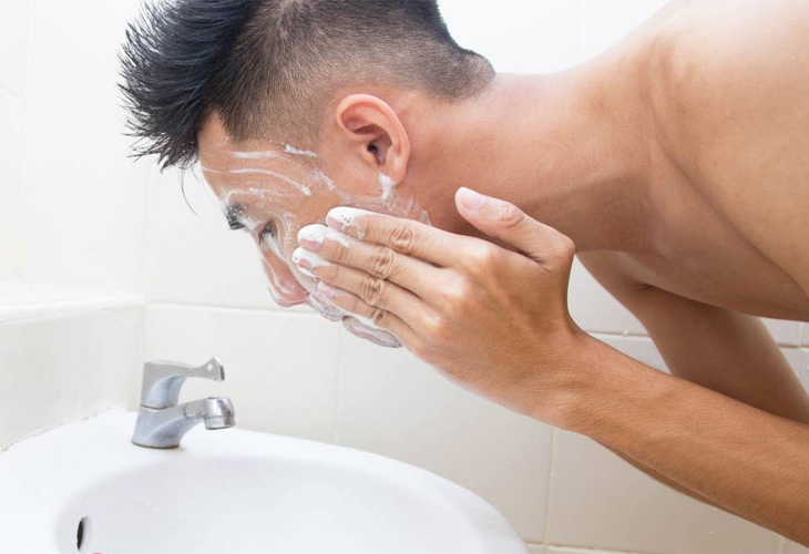 Khi rửa mặt nên tránh vùng mắt và môi, làm sạch nhẹ nhàng