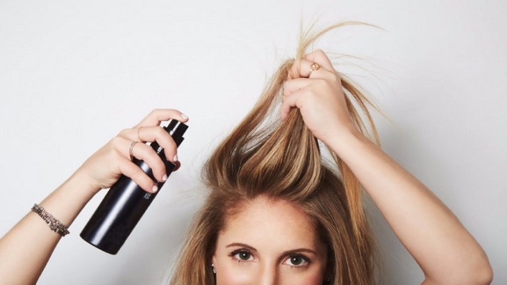 Hạn chế sử dụng keo xịt tóc để tránh làm tóc bị khô sơ