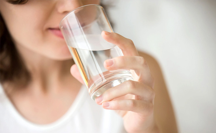 Uống đủ 1.5 - 2 lít nước mỗi ngày để cấp ẩm cho da