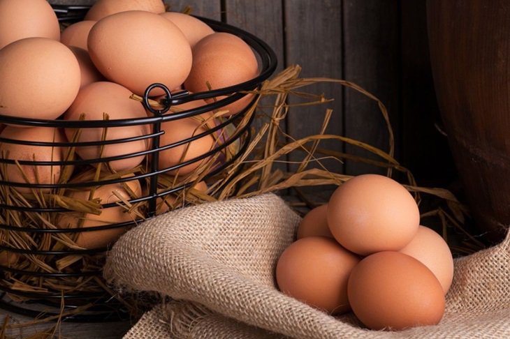 Lòng trắng trứng gà có thể cải thiện thâm nách