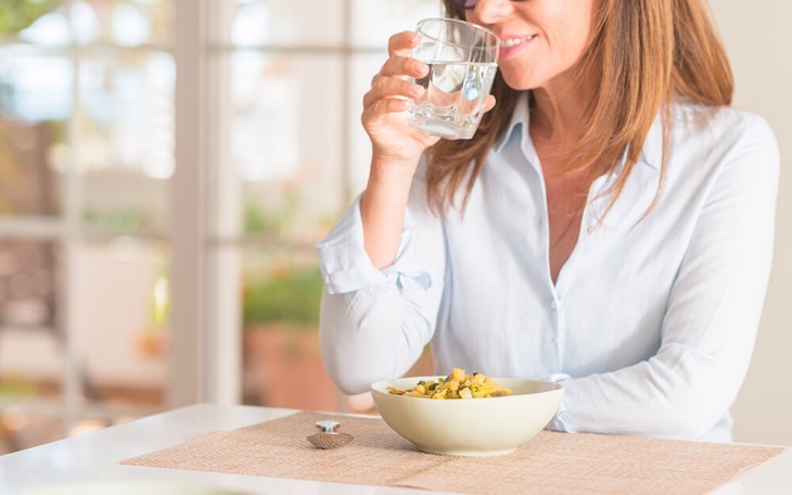 Uống nước trước khi ăn sáng và ăn trưa giúp giảm calo nạp vào cơ thể