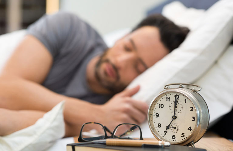 Hãy cố gắng ngủ đủ giấc, đúng giờ, tránh thức khuya