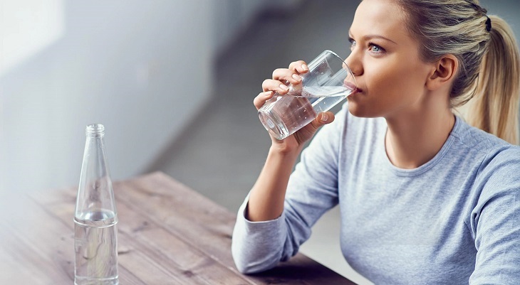 Uống nhiều nước là cách giúp giảm cân tại nhà hiệu quả