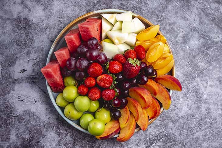 Bạn hãy ăn nhiều hoa quả để giúp vết thương mau lành, tránh để lại sẹo